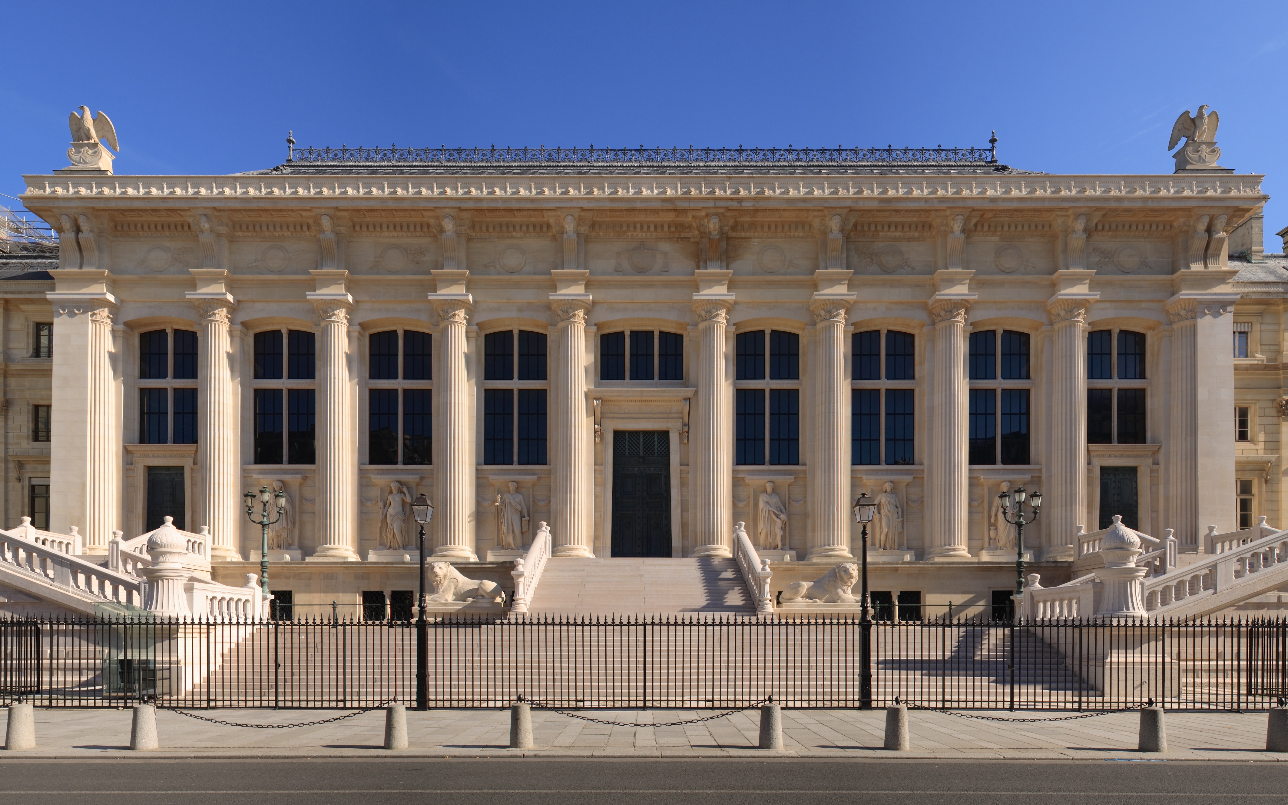 Le palais de justice de Paris, entrée de la cour d'assises Le palais de justice de Paris, entrée de la cour d'assises