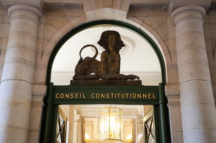 La sphinge surplombe l'entrée principale du Conseil constitutionnel, rue de Montpensier (Paris 1er)